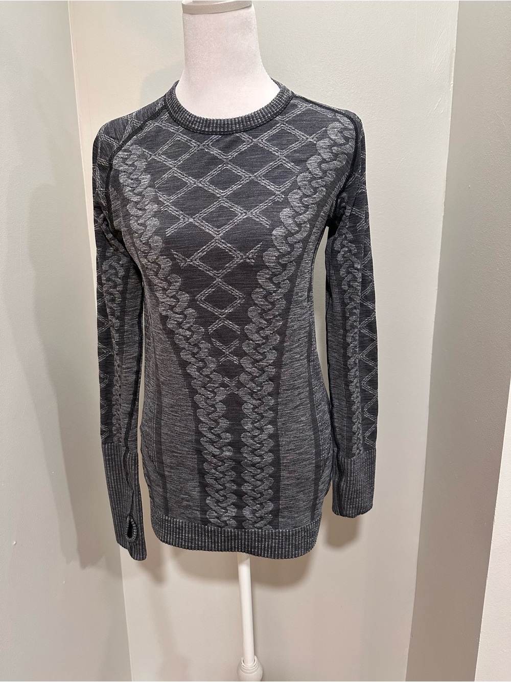 lululemon athletica Charcoal & Light Gray Patterned Long-Sleeve Shirt. Size M/6